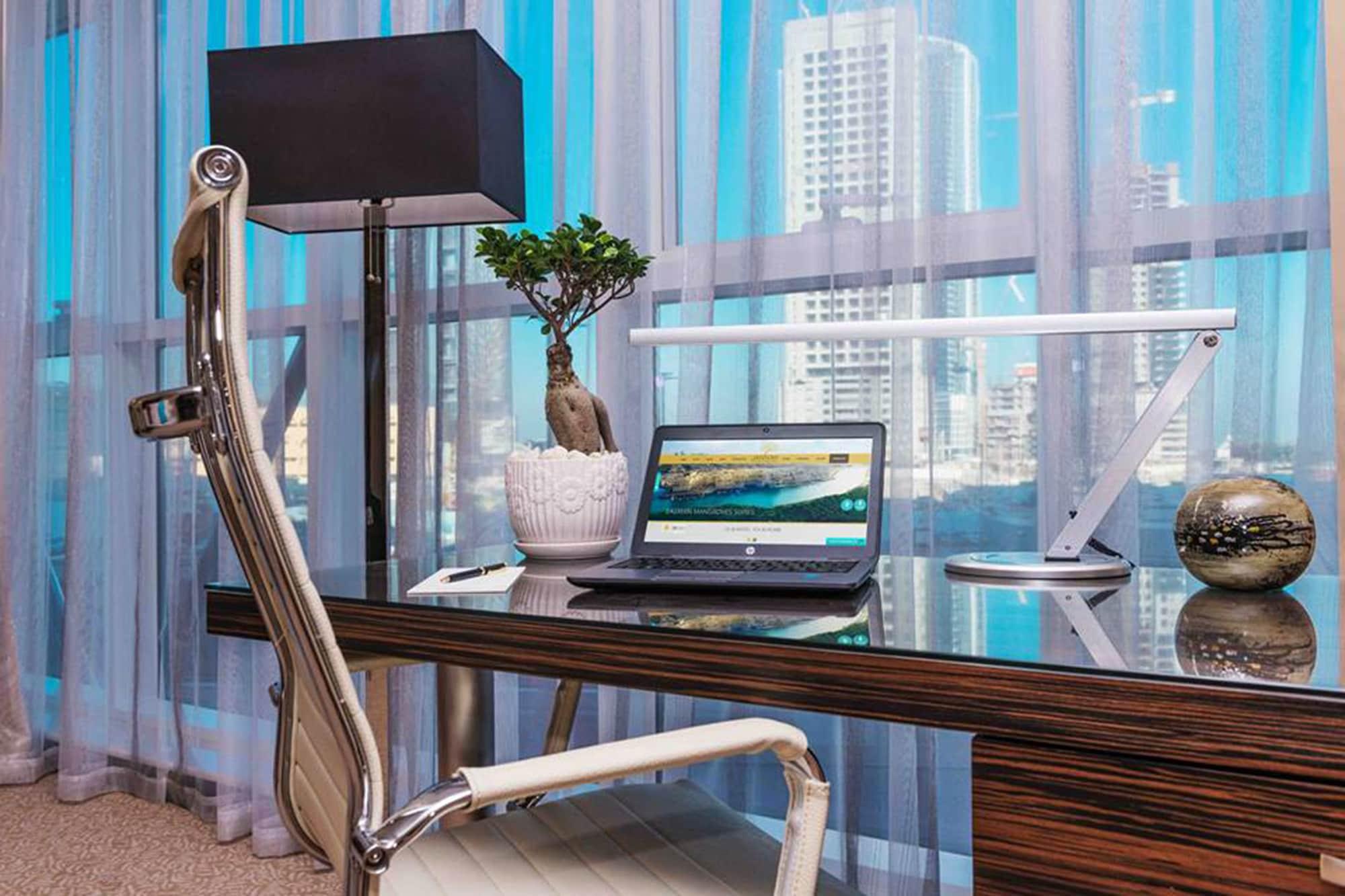 占奈萨拉卜塔酒店 阿布扎比 外观 照片 A home office