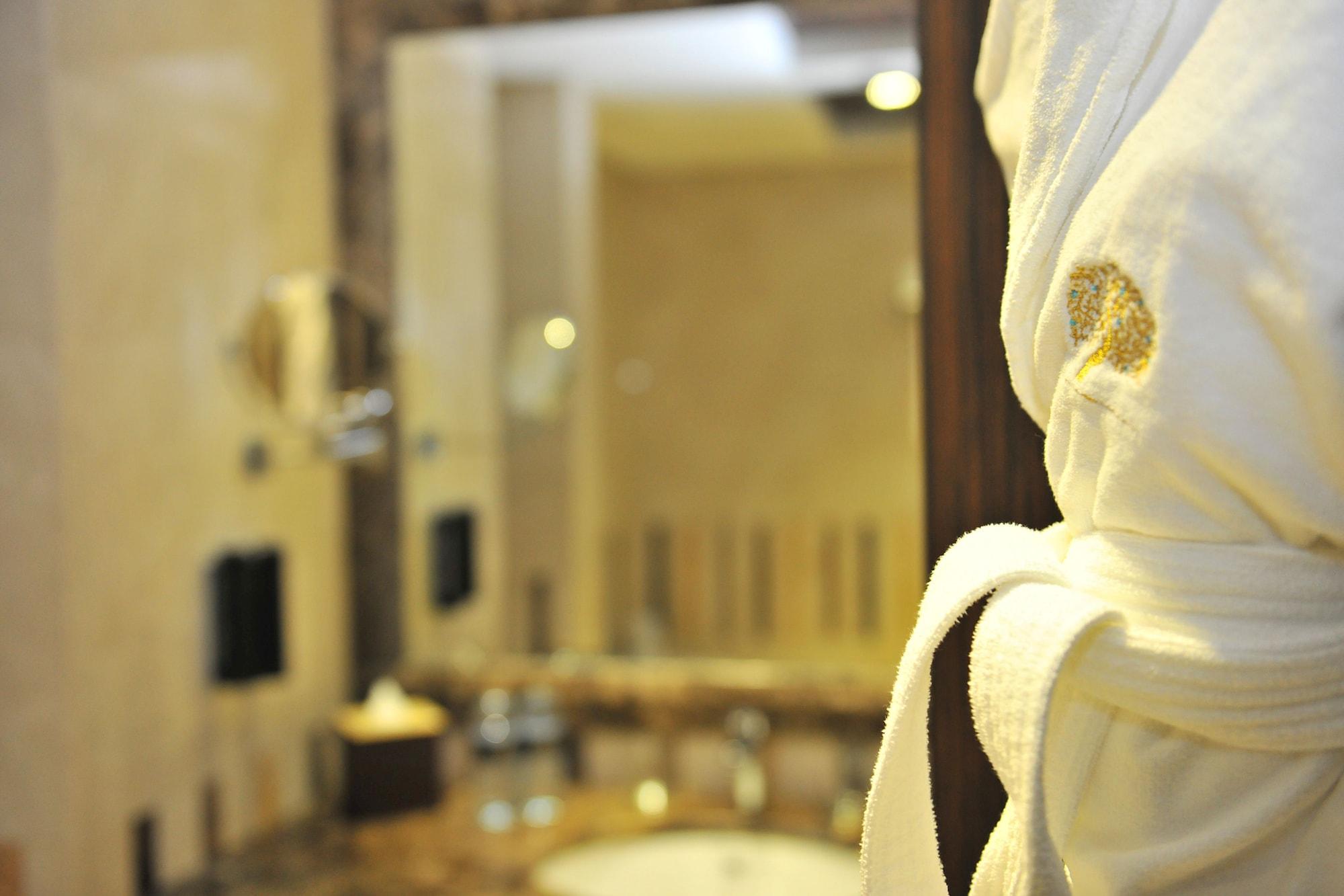 占奈萨拉卜塔酒店 阿布扎比 外观 照片 A bathrobe