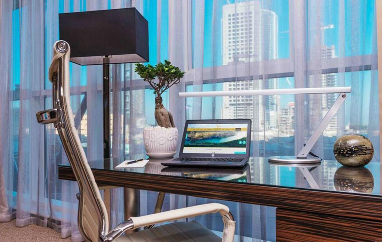 占奈萨拉卜塔酒店 阿布扎比 外观 照片 A modern office chair
