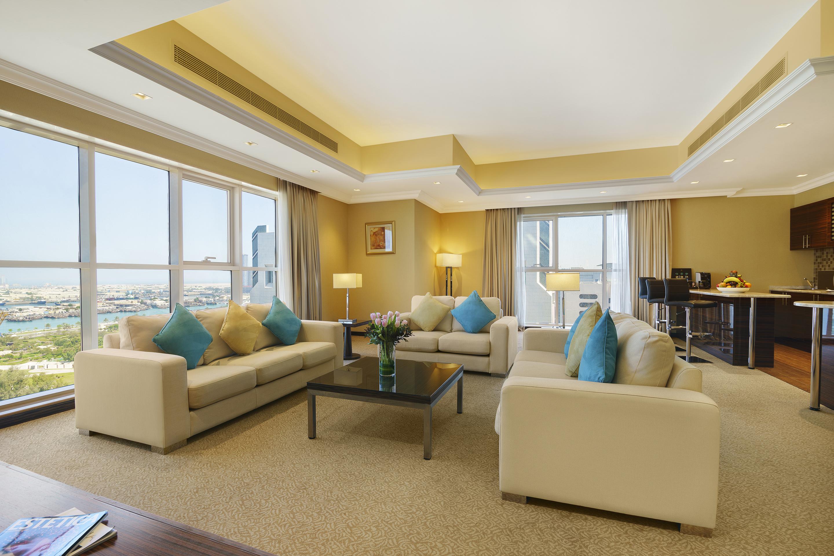 占奈萨拉卜塔酒店 阿布扎比 外观 照片 A living room in a suite at the hotel