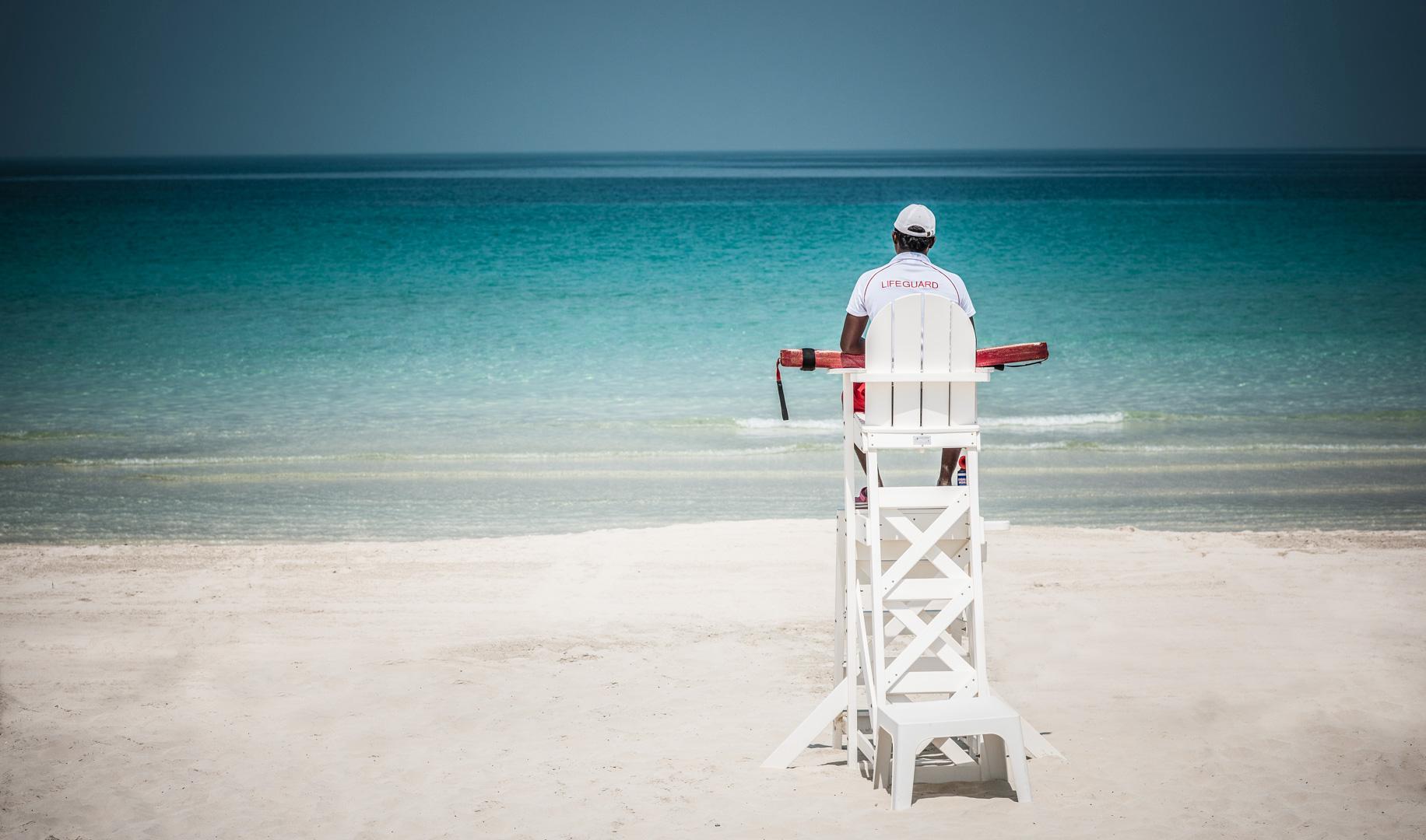 占奈萨拉卜塔酒店 阿布扎比 外观 照片 Lifeguard on duty at the beach
