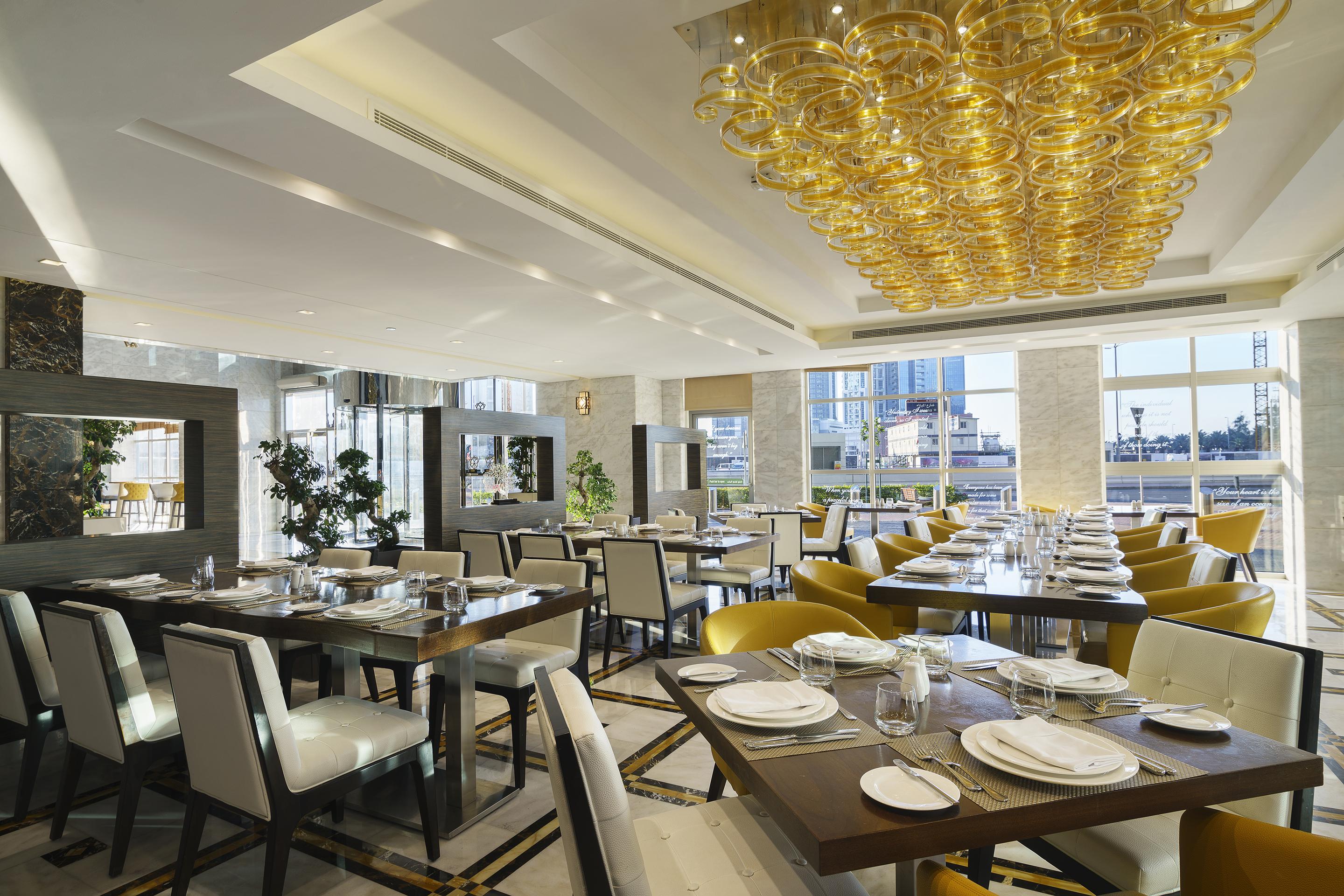 占奈萨拉卜塔酒店 阿布扎比 外观 照片 The interior of the restaurant