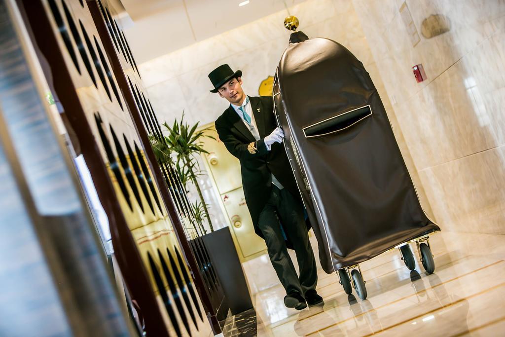 占奈萨拉卜塔酒店 阿布扎比 外观 照片 A bellboy with a luggage cart
