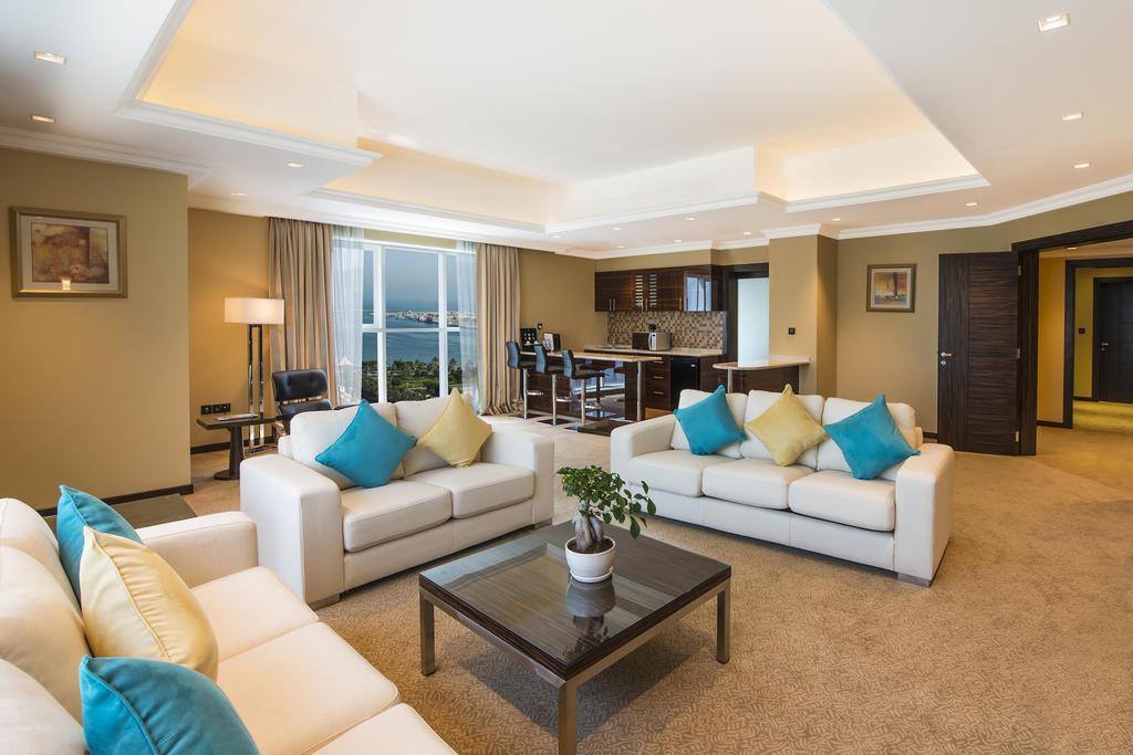 占奈萨拉卜塔酒店 阿布扎比 外观 照片 A living room in a suite at the hotel