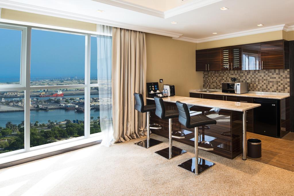 占奈萨拉卜塔酒店 阿布扎比 外观 照片 A kitchen in a serviced apartment