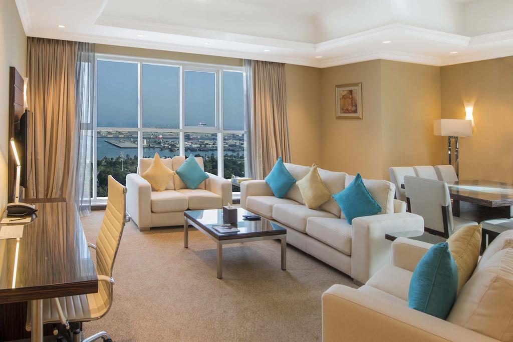 占奈萨拉卜塔酒店 阿布扎比 外观 照片 A living room in a suite at the Jumeirah Beach Hotel