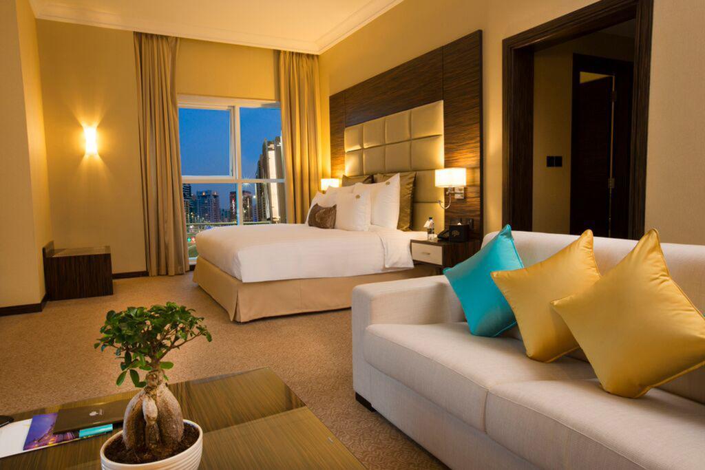 占奈萨拉卜塔酒店 阿布扎比 外观 照片 A room at the hotel