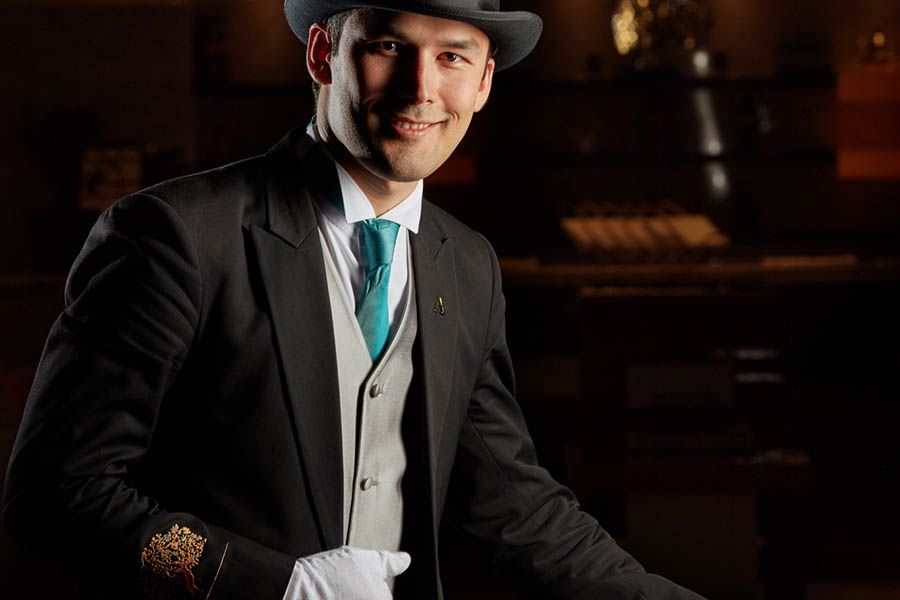 占奈萨拉卜塔酒店 阿布扎比 外观 照片 A butler in a traditional uniform
