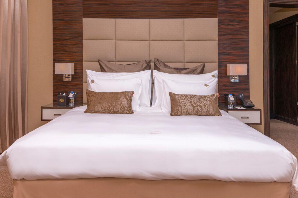 占奈萨拉卜塔酒店 阿布扎比 外观 照片 A bed