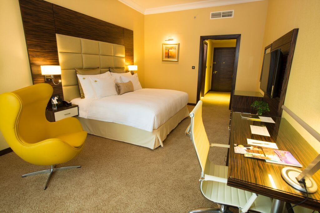 占奈萨拉卜塔酒店 阿布扎比 外观 照片 A room at the hotel