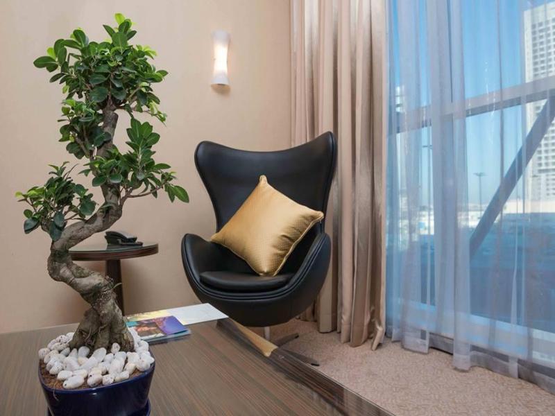占奈萨拉卜塔酒店 阿布扎比 外观 照片 Ficus benjamina in a home