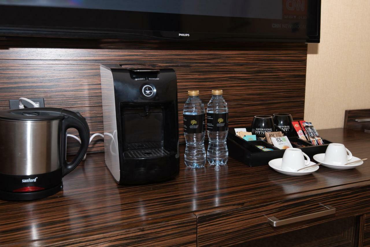 占奈萨拉卜塔酒店 阿布扎比 外观 照片 A Nespresso machine in a hotel room