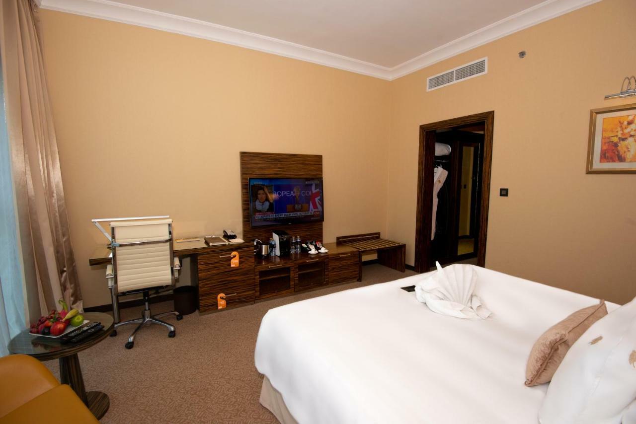 占奈萨拉卜塔酒店 阿布扎比 外观 照片 A room at the hotel