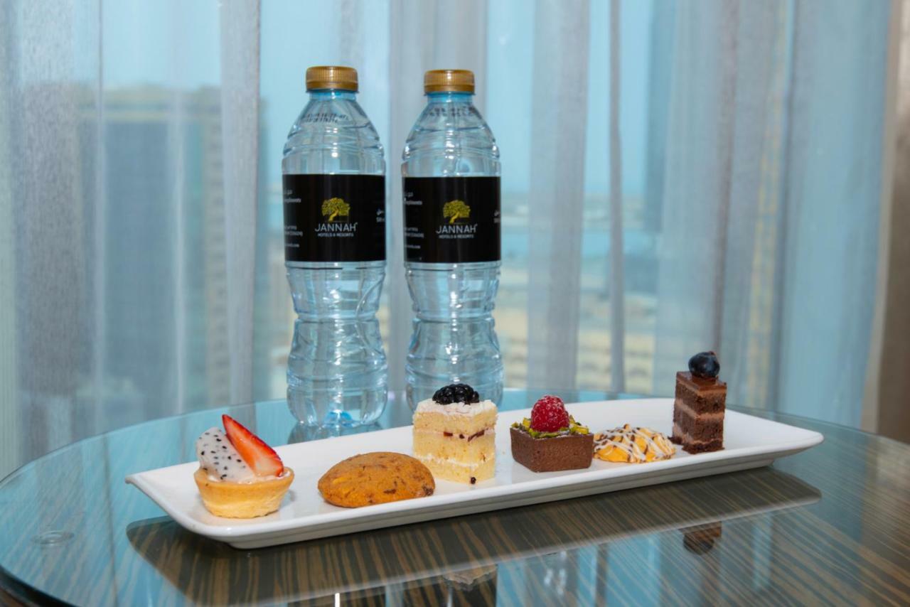 占奈萨拉卜塔酒店 阿布扎比 外观 照片 A selection of petit fours